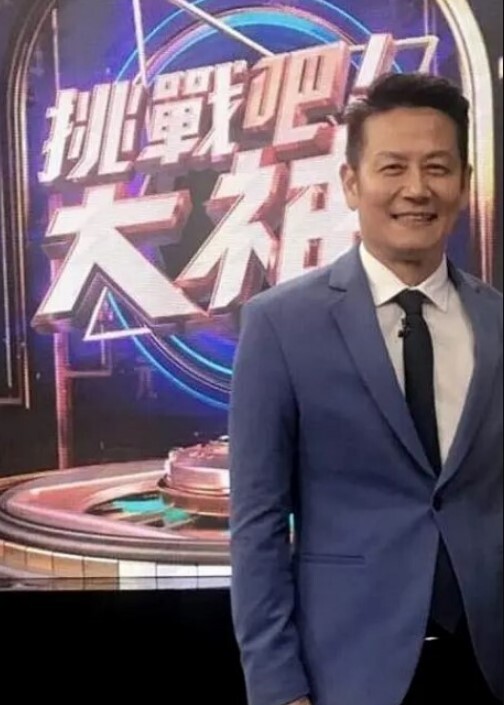 太长塞不完 撑爆小骚逼！一屌到胃，直接顶到肺 - 皮皮猪