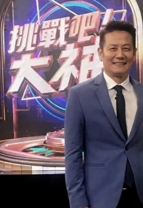淫荡指数10分叼着内裤被后入道具爆菊双洞齐插操到高潮翻白眼20CM假屌菊花整根插入 - 皮皮猪